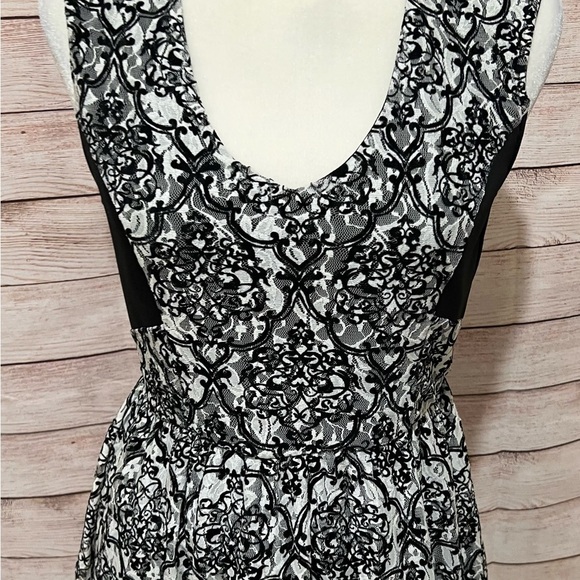 Buttons Black Lace Sleeveless Dress medium - Picture 2 of 6